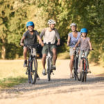 Familie auf Radtour in der Natur