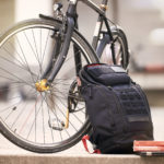 Fahrrad mit Rucksack und Büchern