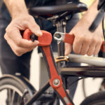 Rad wird angeschlossen mit Fahrrad-Faltschloss
