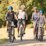 Familie unterwegs auf Fahrradtour in der Natur