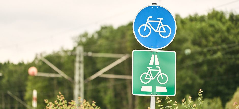 Straßenschild Fahrradweg und Radschnellweg