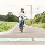 Radfahrerin unterwegs auf Radschnellweg