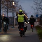 Fahrräder mit Beleuchtung auf dunklem Radweg