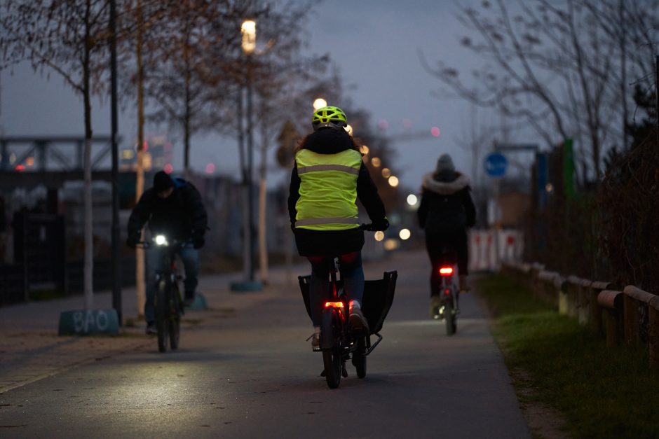 Fahrräder mit Beleuchtung auf dunklem Radweg