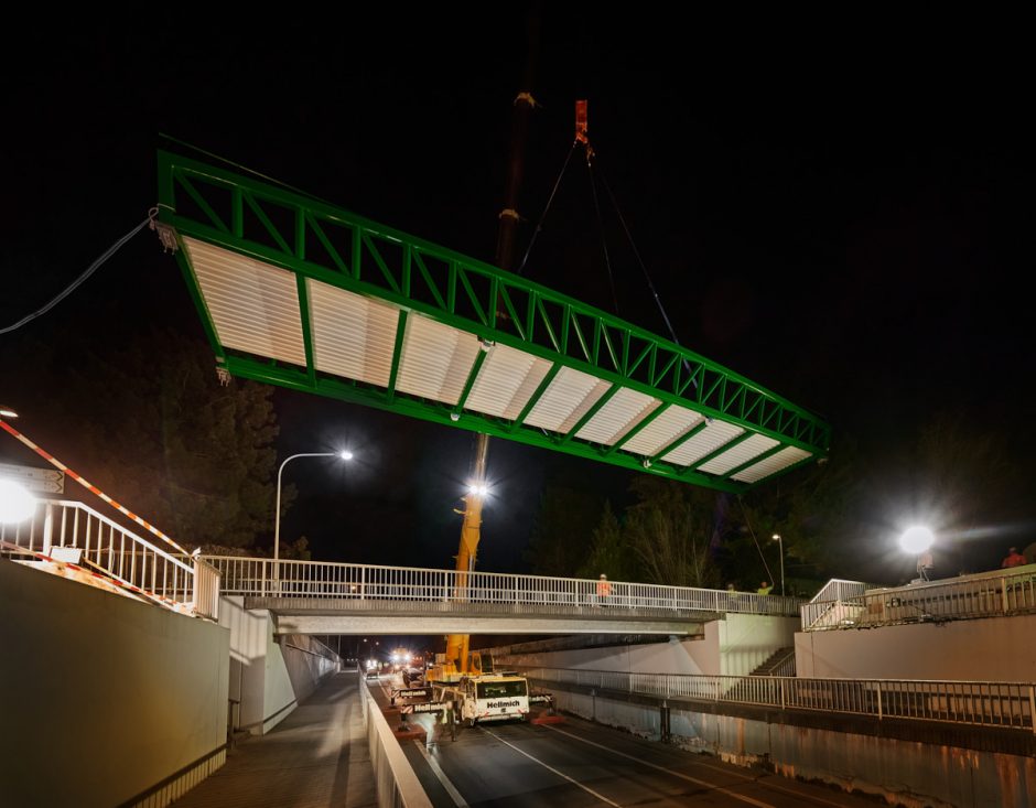 Einschwenken der Brücke der Radschnellverbindung in Darmstadt-Wixhausen