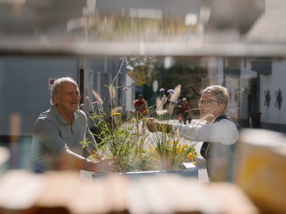 Blumenkasten zwischen zwei Personen