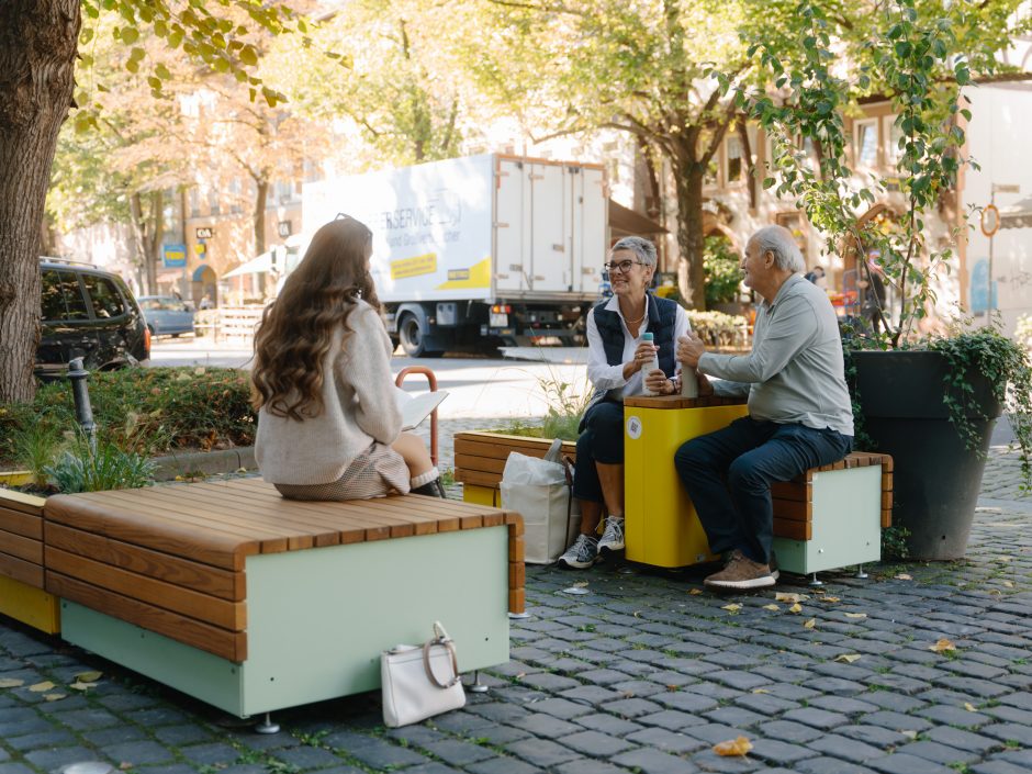 Personen auf Sitzgruppe