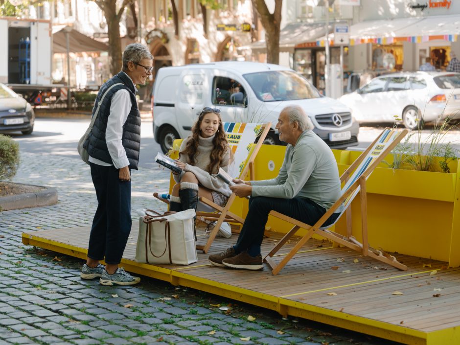 Zwei sitzende Personen im Liegestuhl auf Sitzelement Stadt-Terrasse