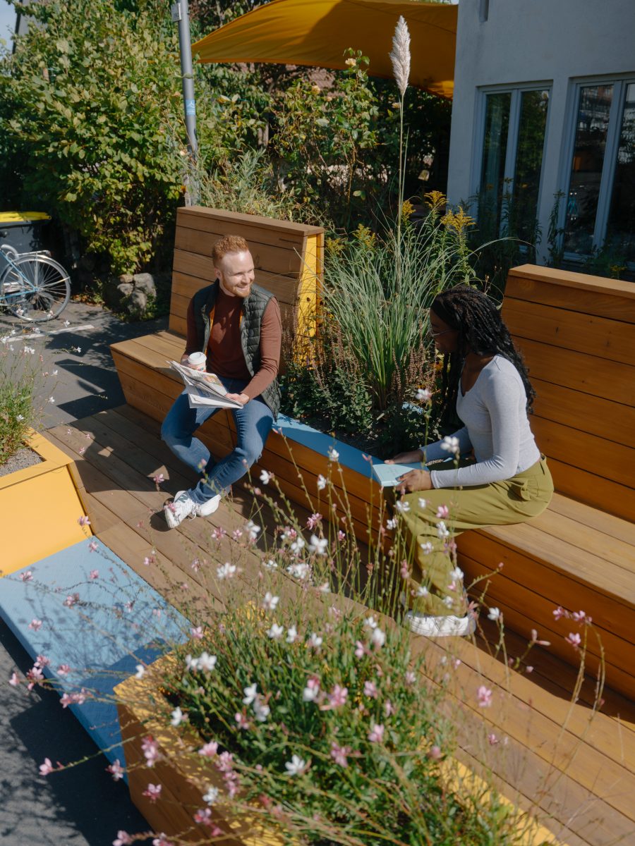 Personen im Gespräch auf Sitzbank