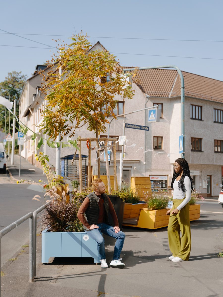 Zwei Personen im Gespräch bei einer Sitzgelegenheit
