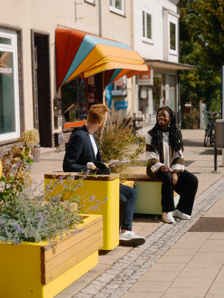 Personen auf Sitzbank