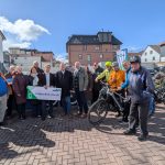 Gruppe an Personen zur Einweihung der Rad-Boxen