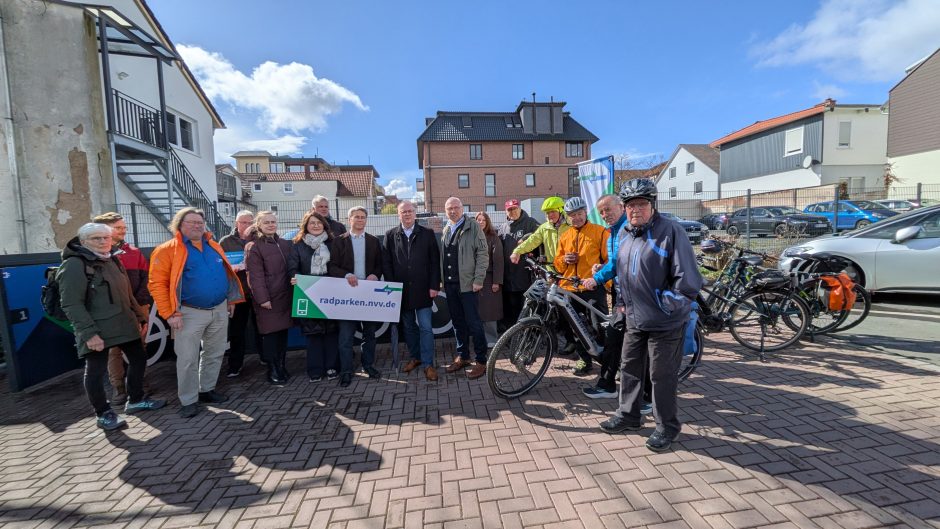 Gruppe an Personen zur Einweihung der Rad-Boxen