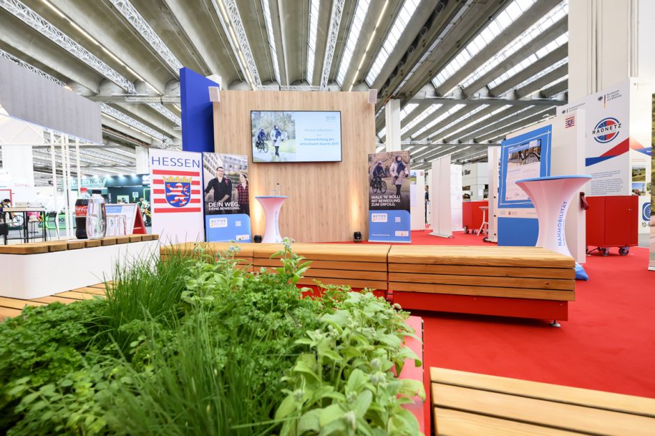 Hessenstand Eurobike 2025, Sitzbänke, Wand mit TV-Screen, Roll-ups