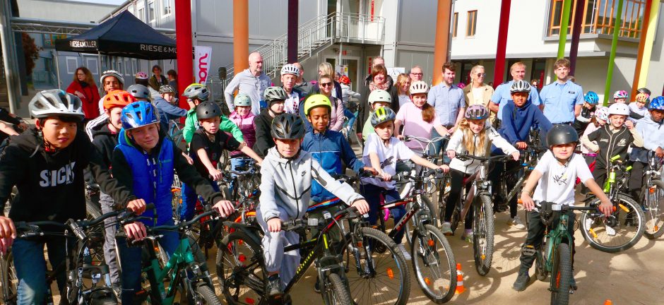 Gruppe von Kindern auf Fahrrädern der Bürgermeister-Klingler-Schule