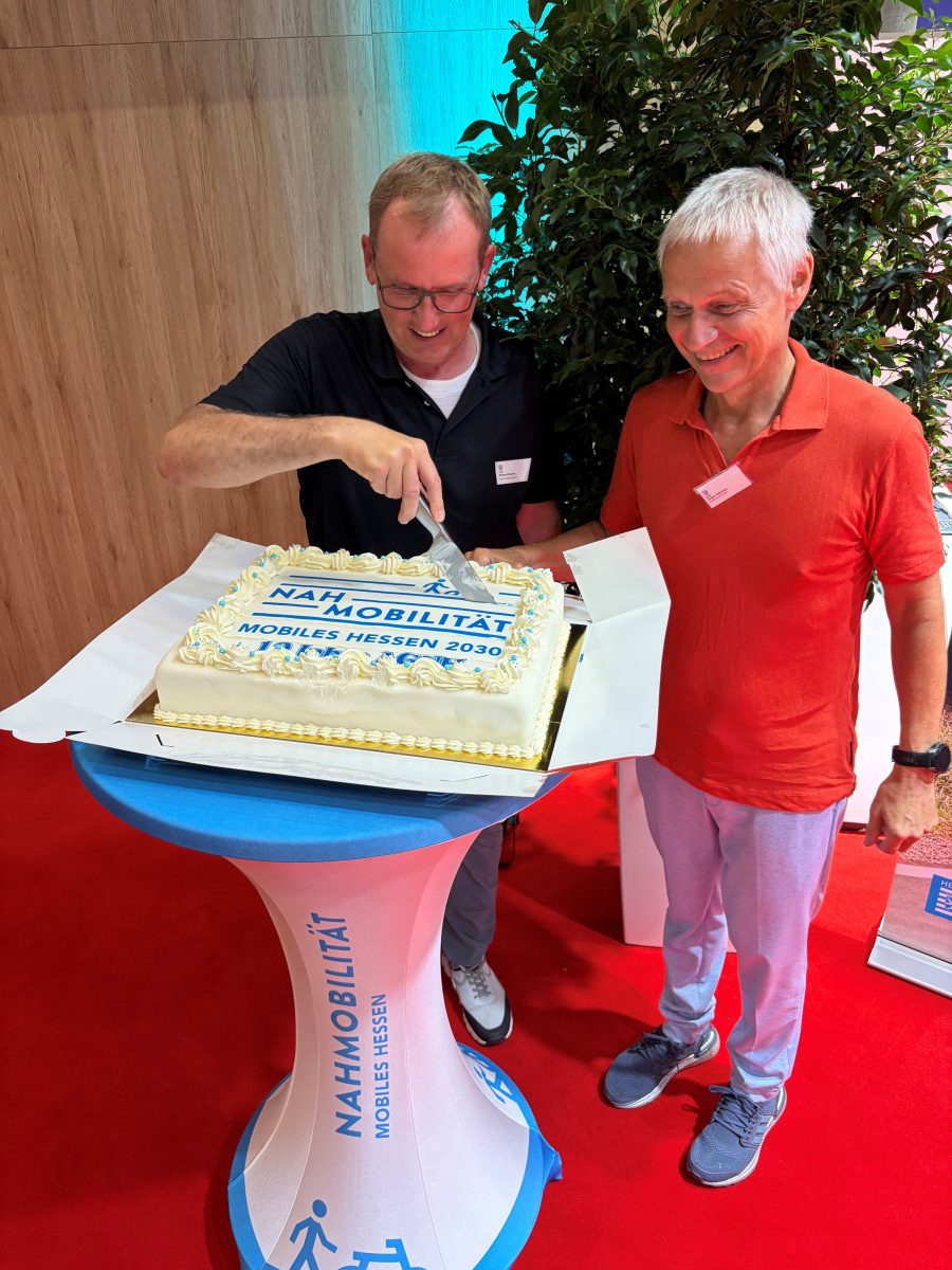 Zwei Personen schneiden die Nahmobilitätstorte an
